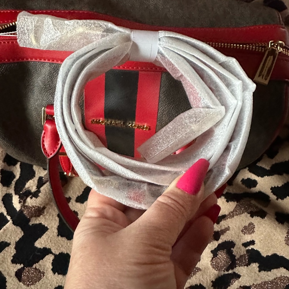 Michael Kors, medium  Bedford duffle Crossbody - Picture 8 of 11